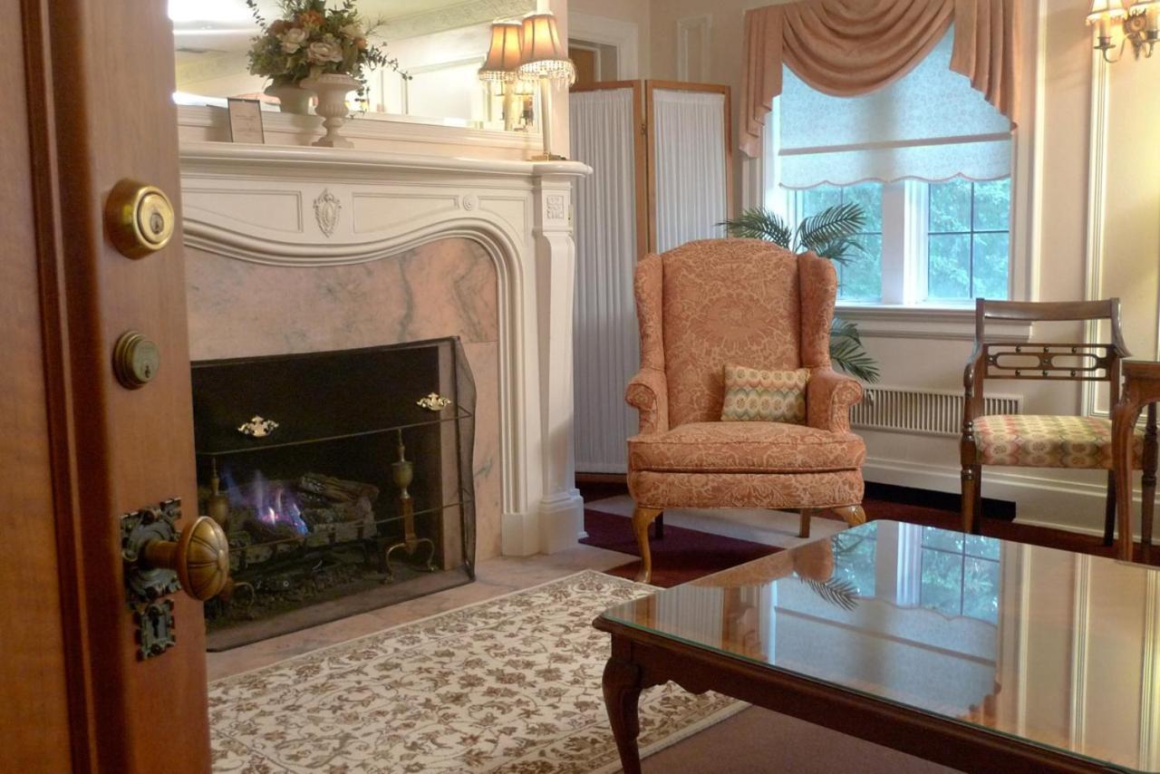 The English Inn Eaton Rapids Экстерьер фото