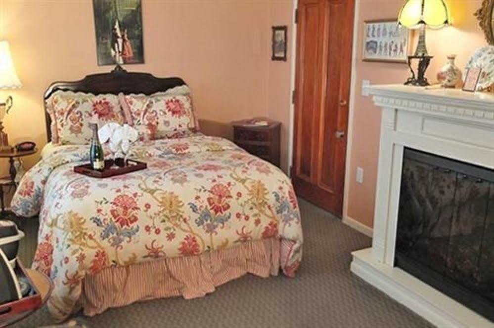 The English Inn Eaton Rapids Экстерьер фото
